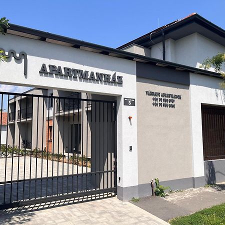 Varkapu Apartmanok 2 Gyula Exteriör bild